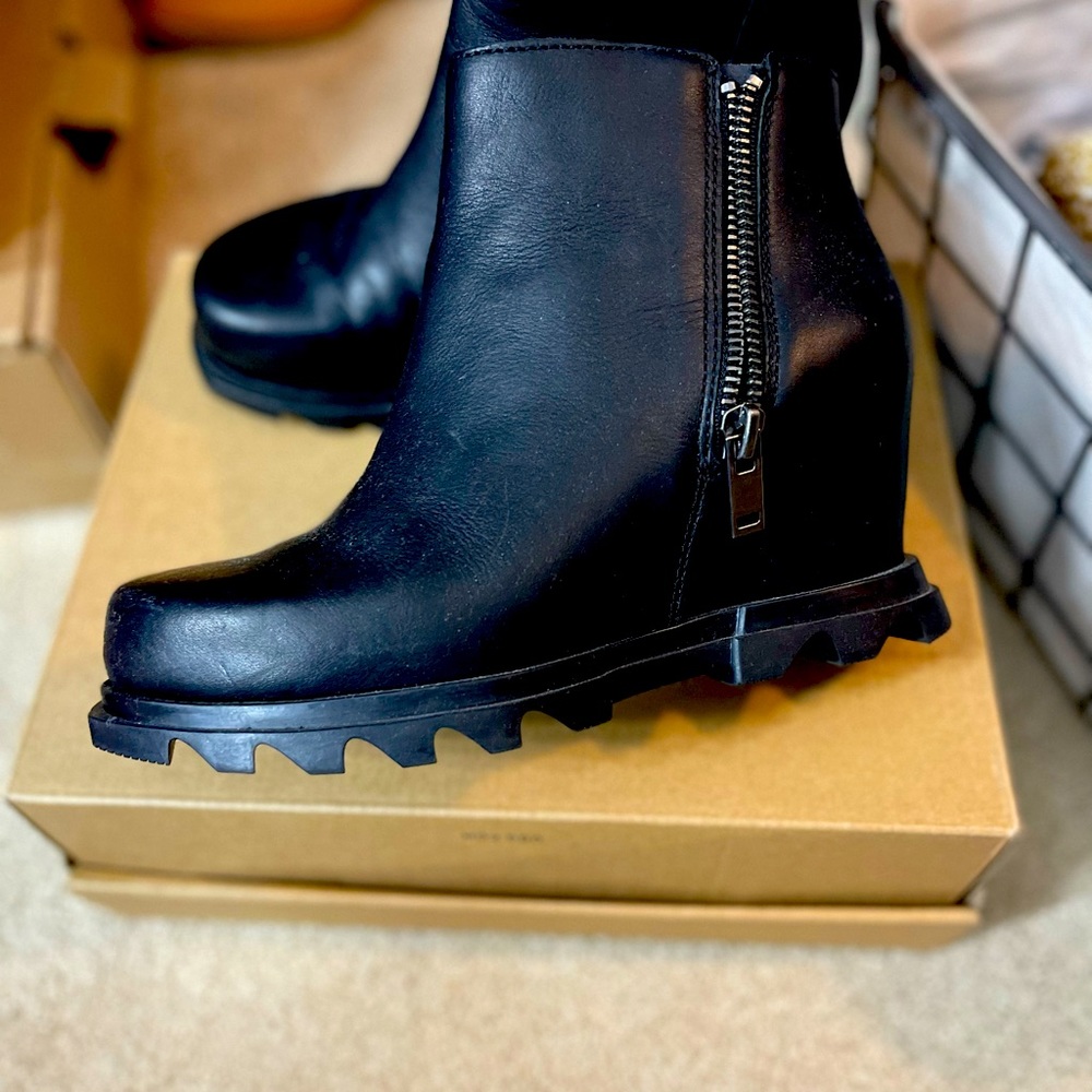 Women’s Size 6 Sorel wedge boot